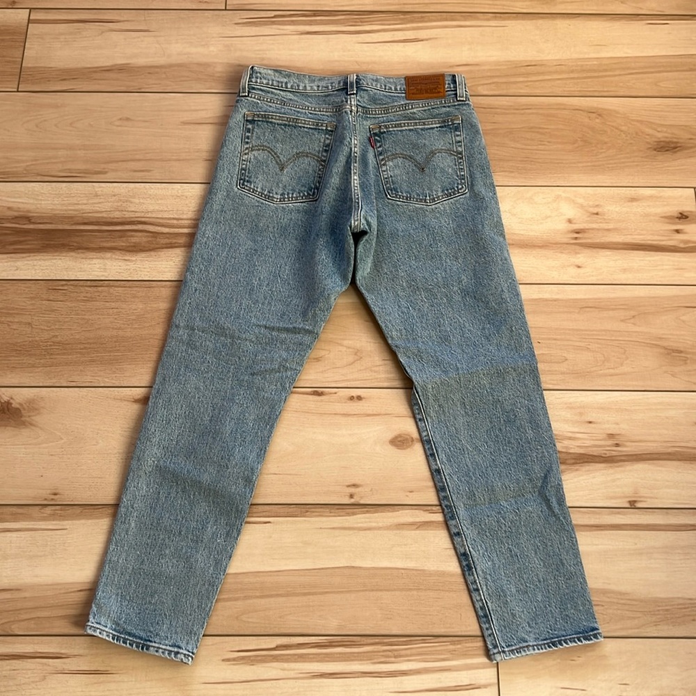 EUC Levi Wedgie Straight Leg Jean